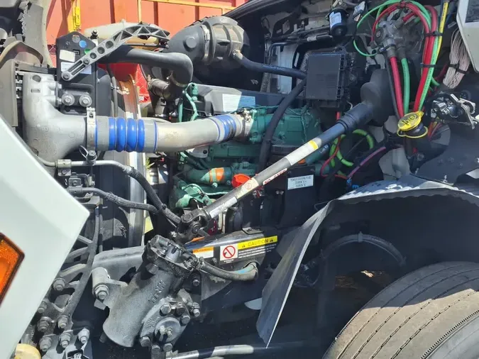 2019 VOLVO VNR42T 300