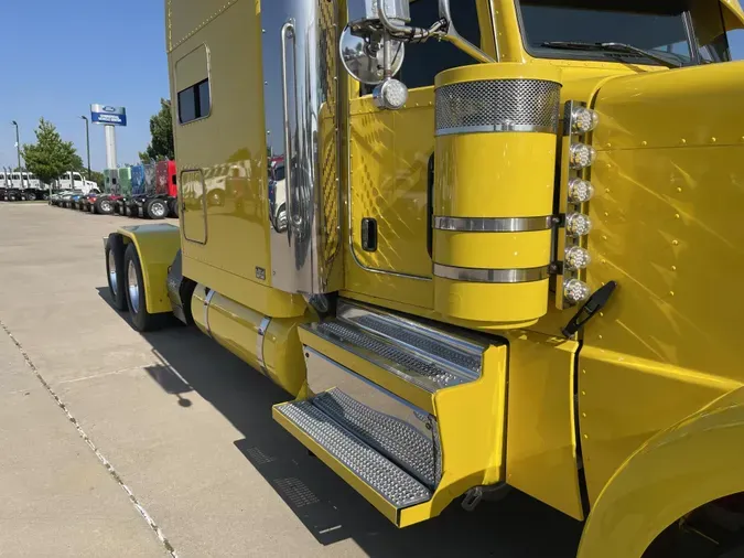2023 Peterbilt 389