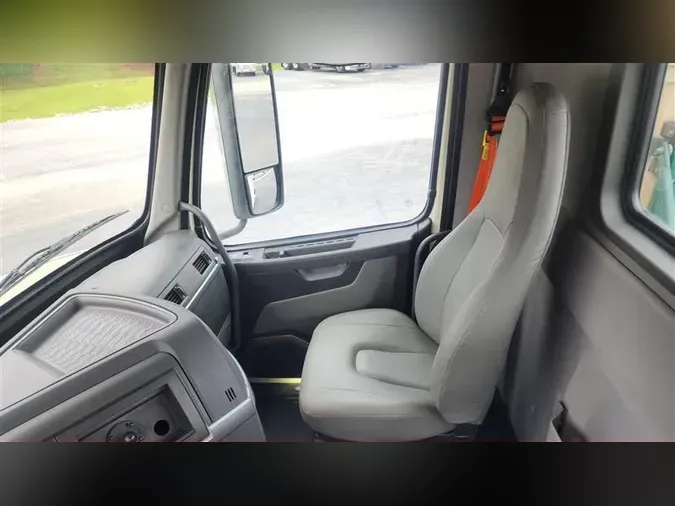 2020 VOLVO VNL300