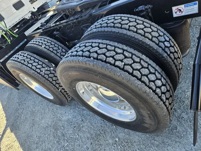 2026 VOLVO VNL64T860