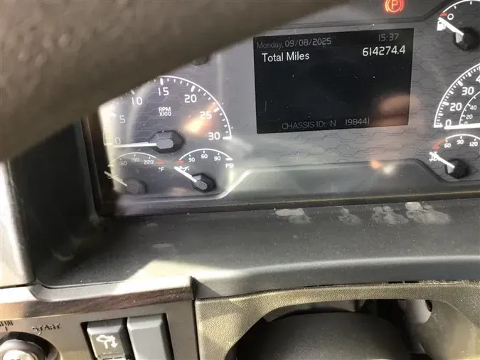 2019 VOLVO VNL740