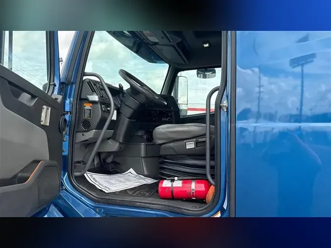 2020 VOLVO VNL760