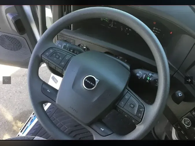 2025 VOLVO VNL64T860