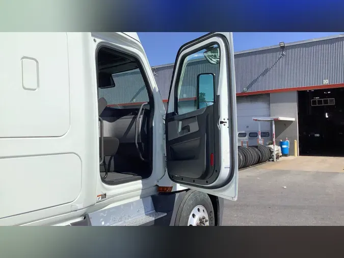 2021 Freightliner Cascadia 126