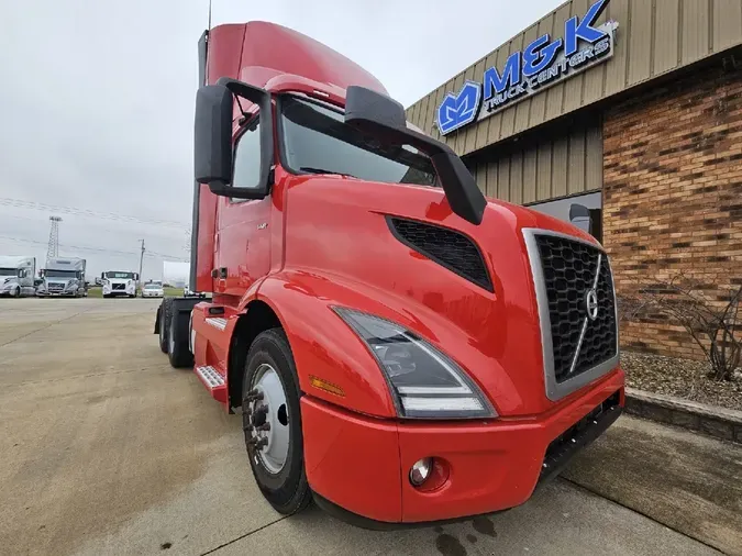 2022 VOLVO VNR64T300