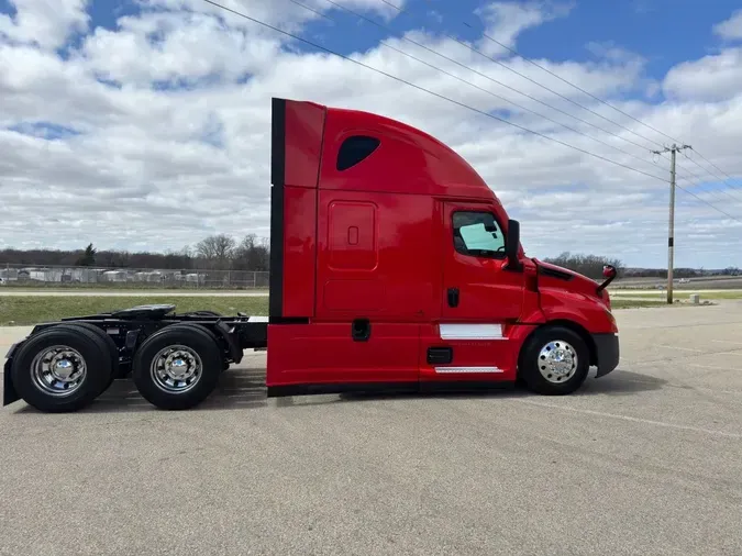 2022 FREIGHTLINER Cascadia 126