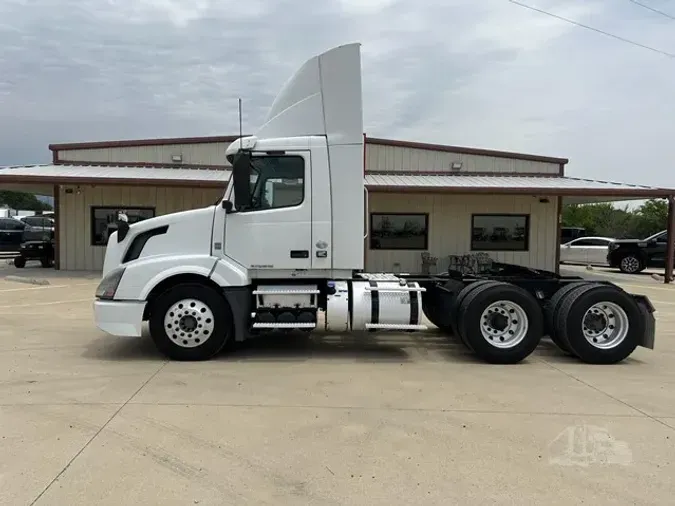 2017 VOLVO VNL64T300
