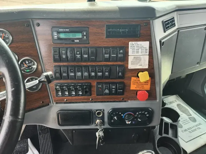 2011 WESTERN STAR 4900