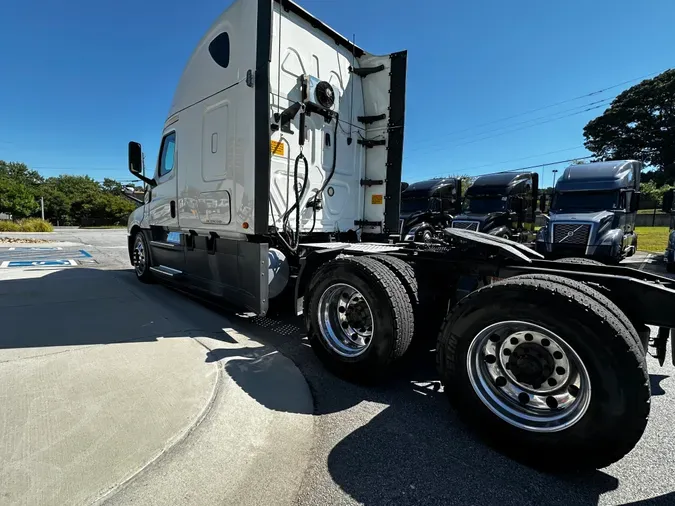 2020 Freightliner Cascadia 126