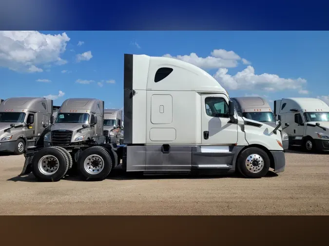 2020 Freightliner Cascadia 126