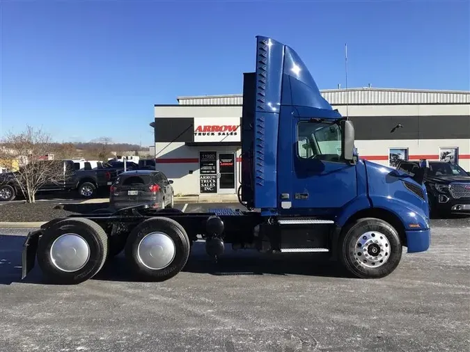 2019 VOLVO VNR300