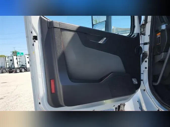 2021 VOLVO VNL860