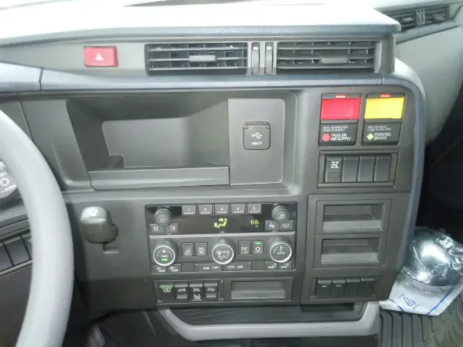 2025 VOLVO VNL64Tv04