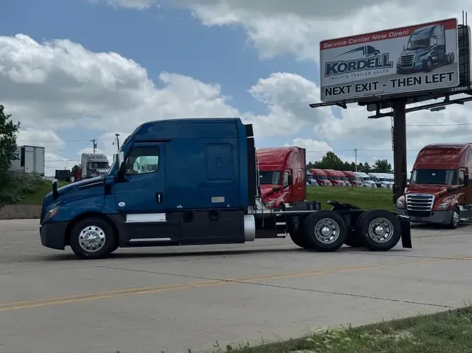 2021 FREIGHTLINER Cascadia 126