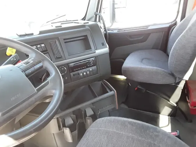 2019 VOLVO VNL64T-300