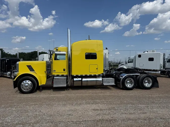 2023 Peterbilt 389