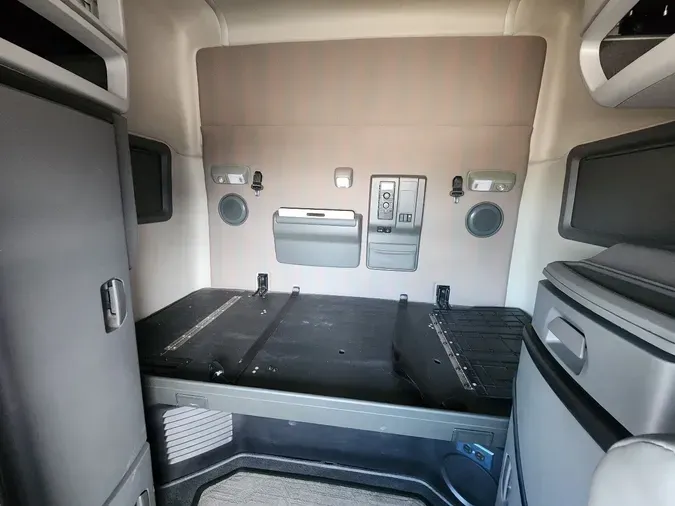 2022 VOLVO VNL64T740
