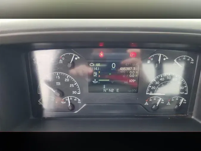 2021 VOLVO VNL64T300