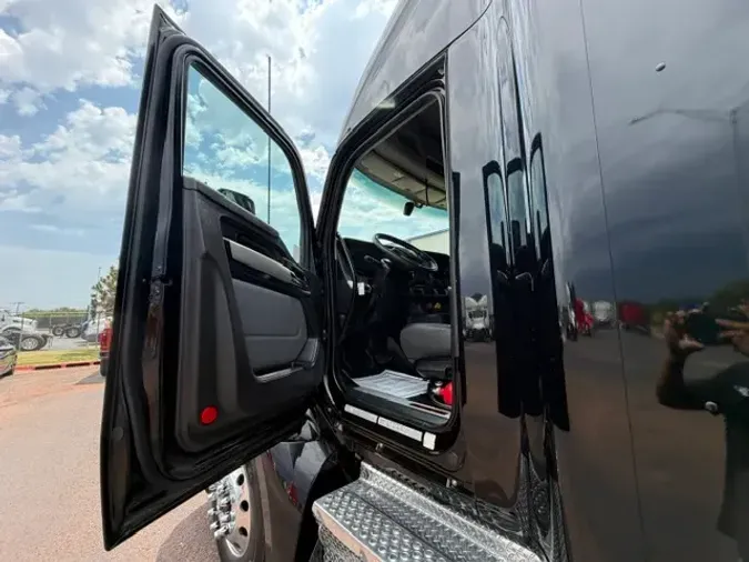 2022 KENWORTH T68027253d820075718a0f36f3cf081b6a5d