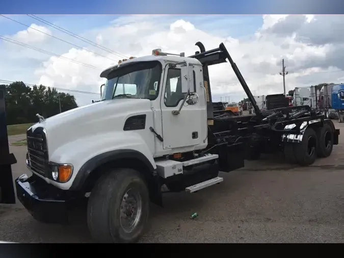 2005 MACK GRANITE CV713