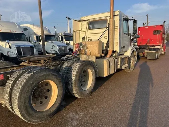 2018 VOLVO VNR64T300
