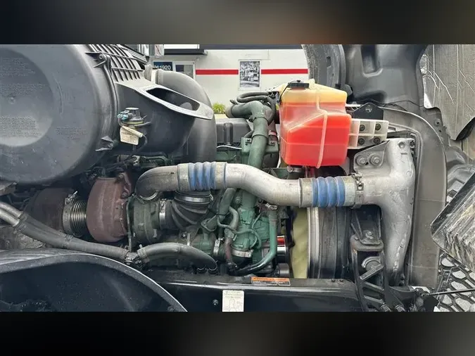 2020 VOLVO VNL860