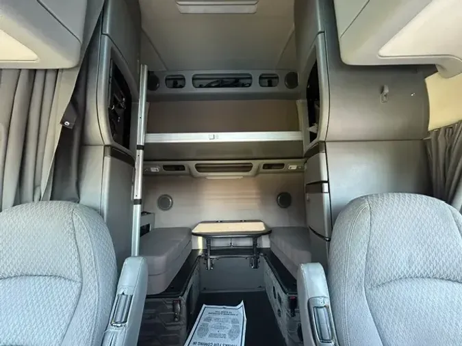 2022 VOLVO VNL860