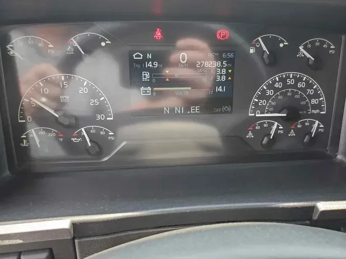 2023 VOLVO VNL64T760
