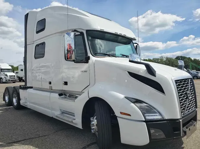 2023 VOLVO VNL64T860