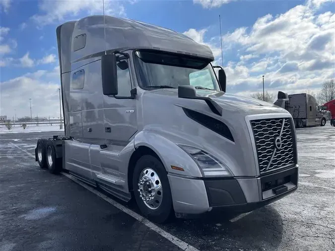 2021 VOLVO VNL64T760