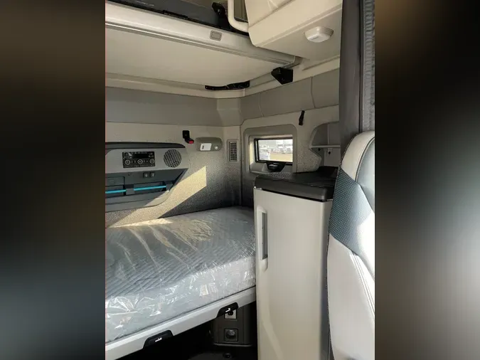 2025 VOLVO VNL64T860