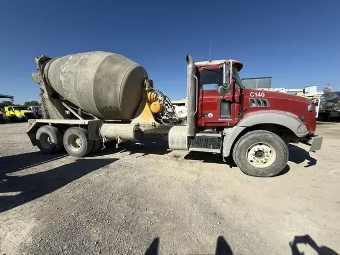 2012 MACK GRANITE GU813