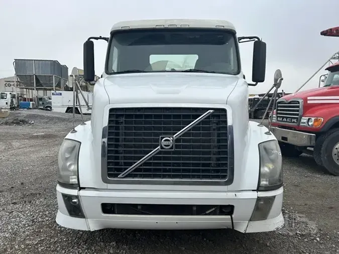 2011 VOLVO VNL42T300
