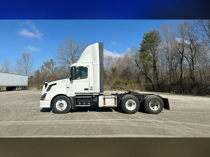 2015 Volvo VNL300