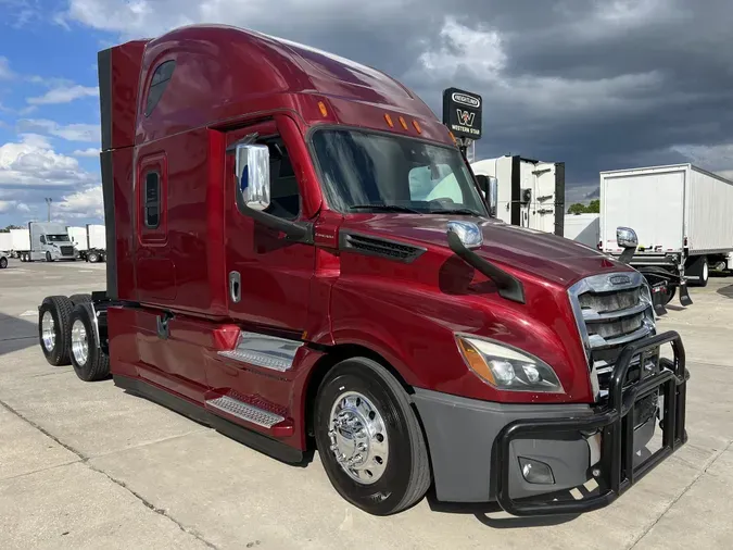 2021 Freightliner Cascadia 126