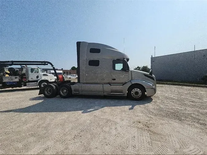 2021 VOLVO VNL760