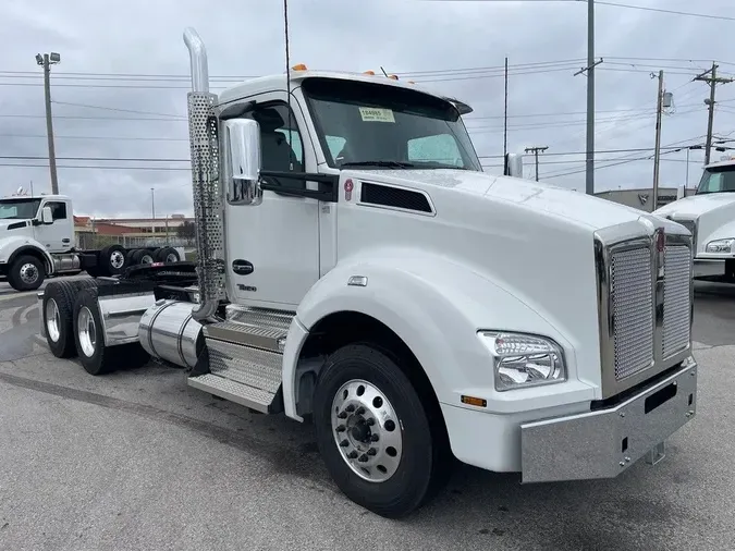 2025 Kenworth T880