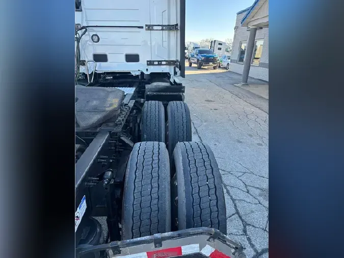 2025 VOLVO VNL64T860