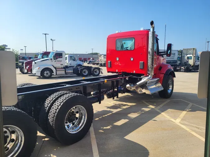 2025 Kenworth T880