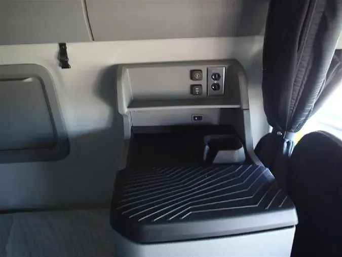 2025 VOLVO VNL64T860