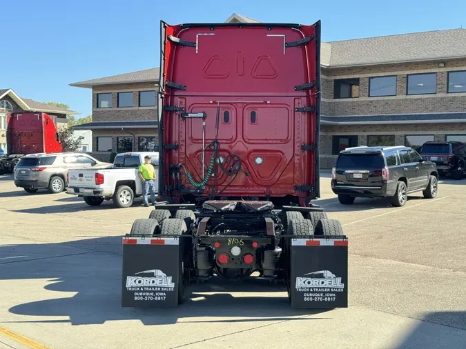 2020 FREIGHTLINER Cascadia 126