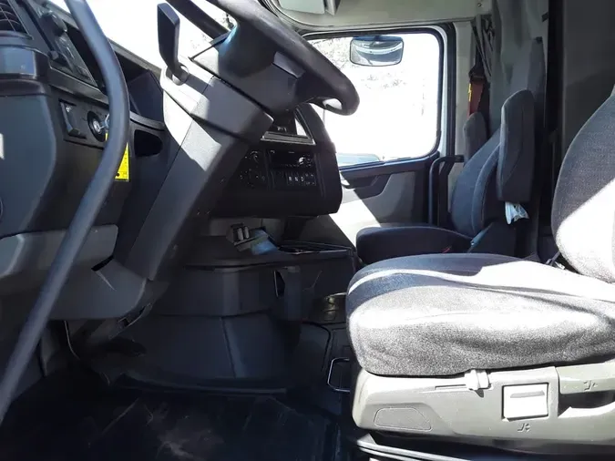 2020 VOLVO VNR64T-640