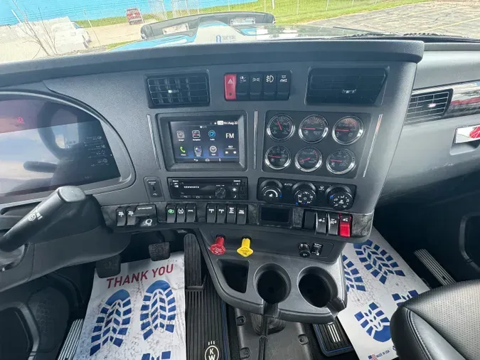 2024 Kenworth W990