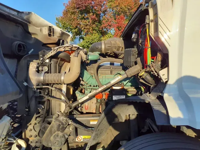 2020 VOLVO VNR64T-640