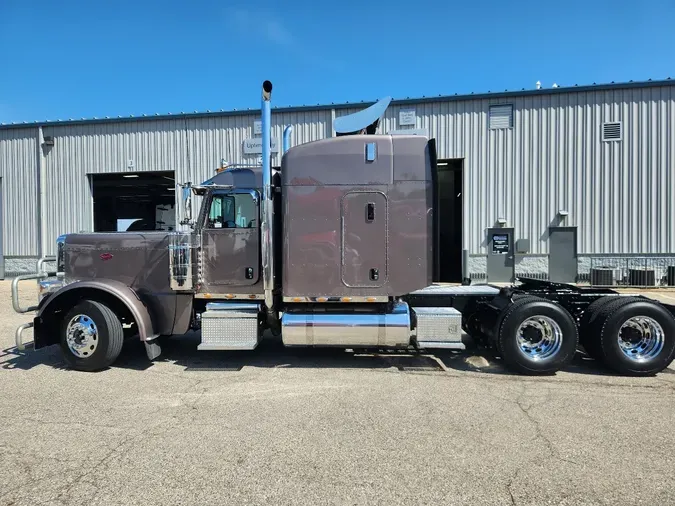 2015 PETERBILT 389