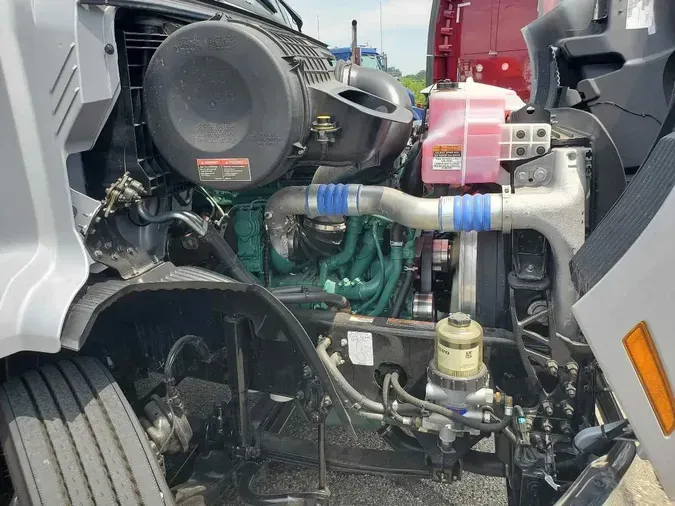 2024 VOLVO VNR62T300