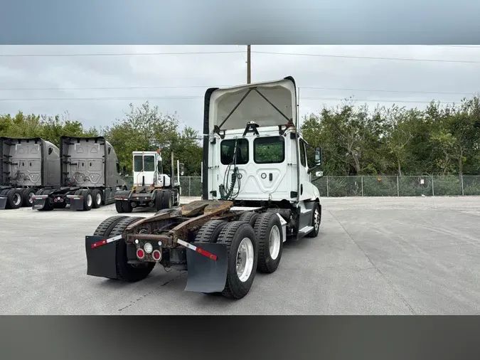 2020 Freightliner Cascadia 126