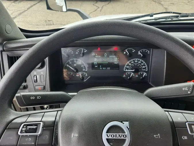 2023 VOLVO VNL64T860