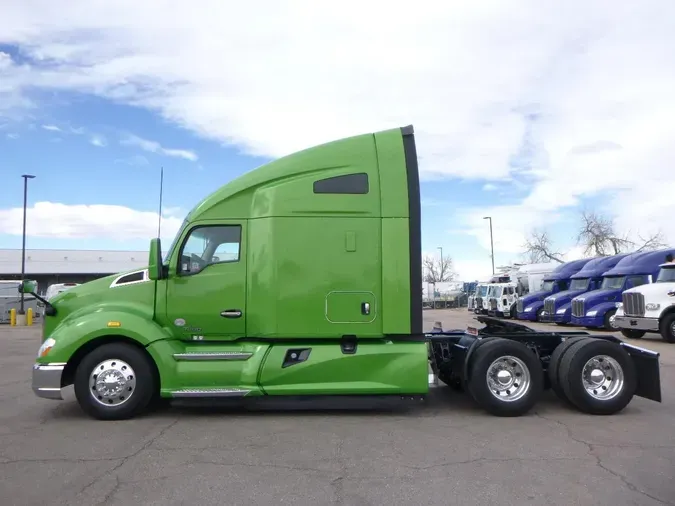 2022 Kenworth T68028302a53a27cf062cc4cd702bb9a32a6