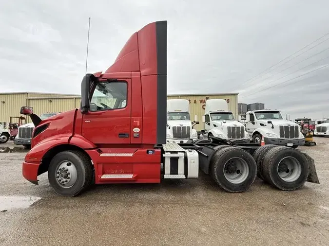 2022 VOLVO VNR64T300